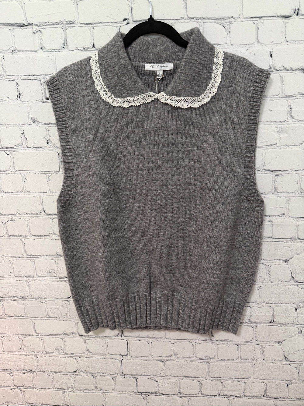 Cloud Ten Classic Gray Sleeveless V-Neck Sweater Vest with Lace Collar